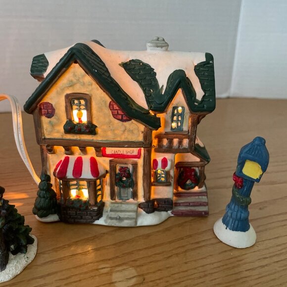Vtg Holiday Traditions 8 Pc Lighted Christmas Village Set Hand Painted Porcelain - Picture 4 of 15